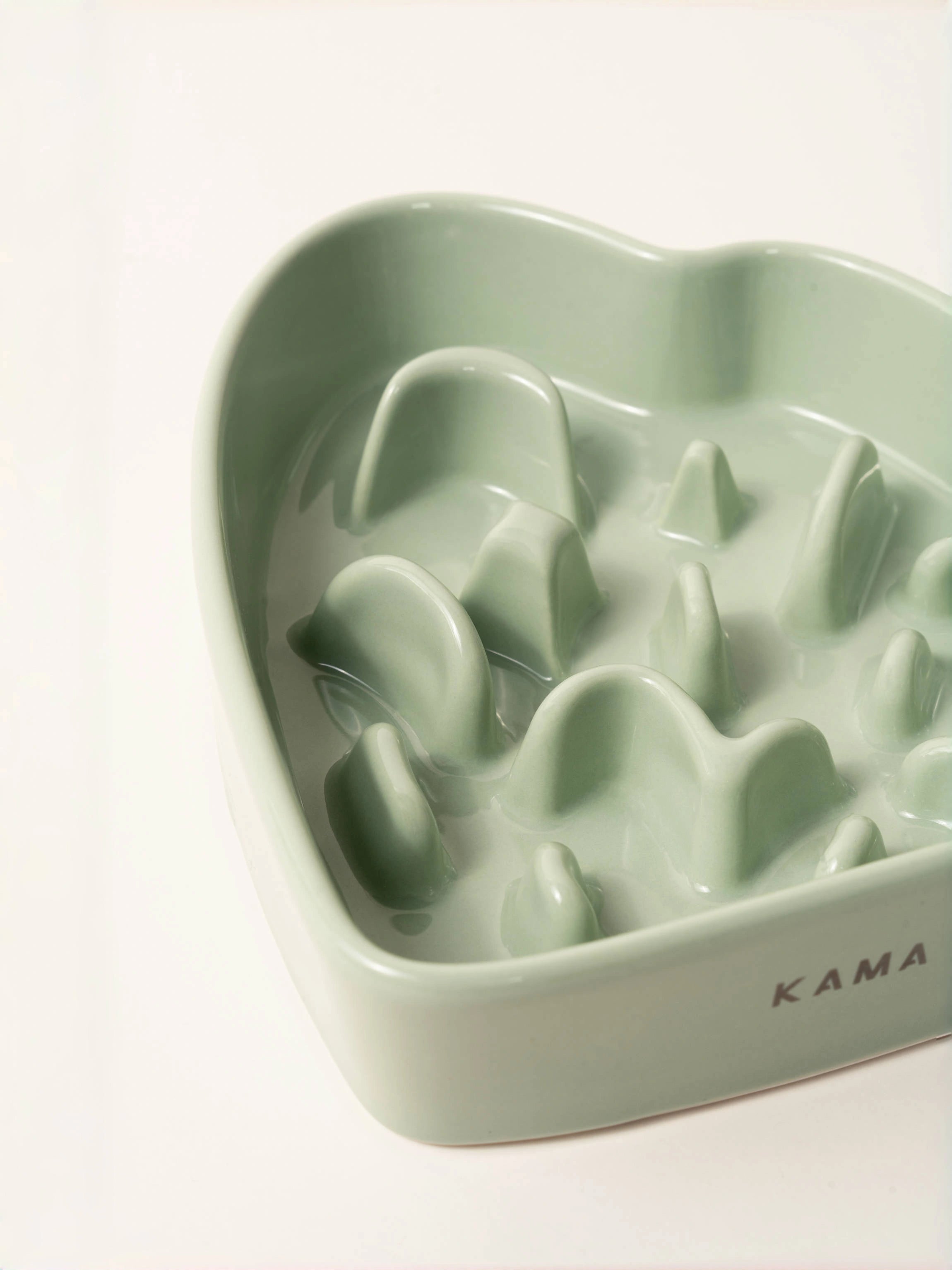 close-up-detail-of-kamamuta-mountain-slow-feeder-bowl close-up-detail-of-kamamuta-mountain-slow-feeder-bowl