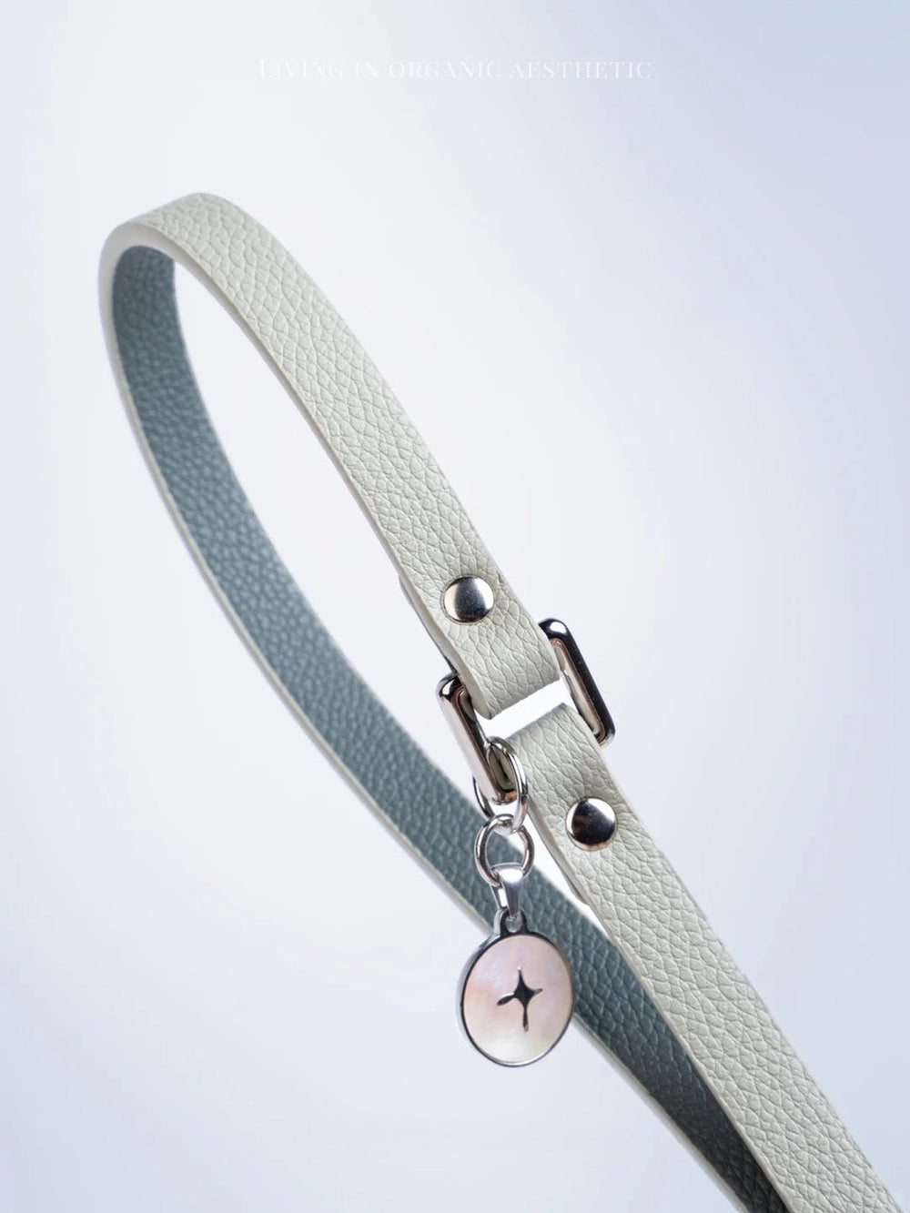 kamamuta-leather-dog-leash-for-small-dogs-close-up-showing-leather-texture-and-metal-hardware-details