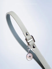 kamamuta-leather-dog-leash-for-small-dogs-close-up-showing-leather-texture-and-metal-hardware-details
