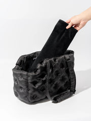 hand-removing-suede-bottom-mat-from-kamamuta-black-airy-pet-bag