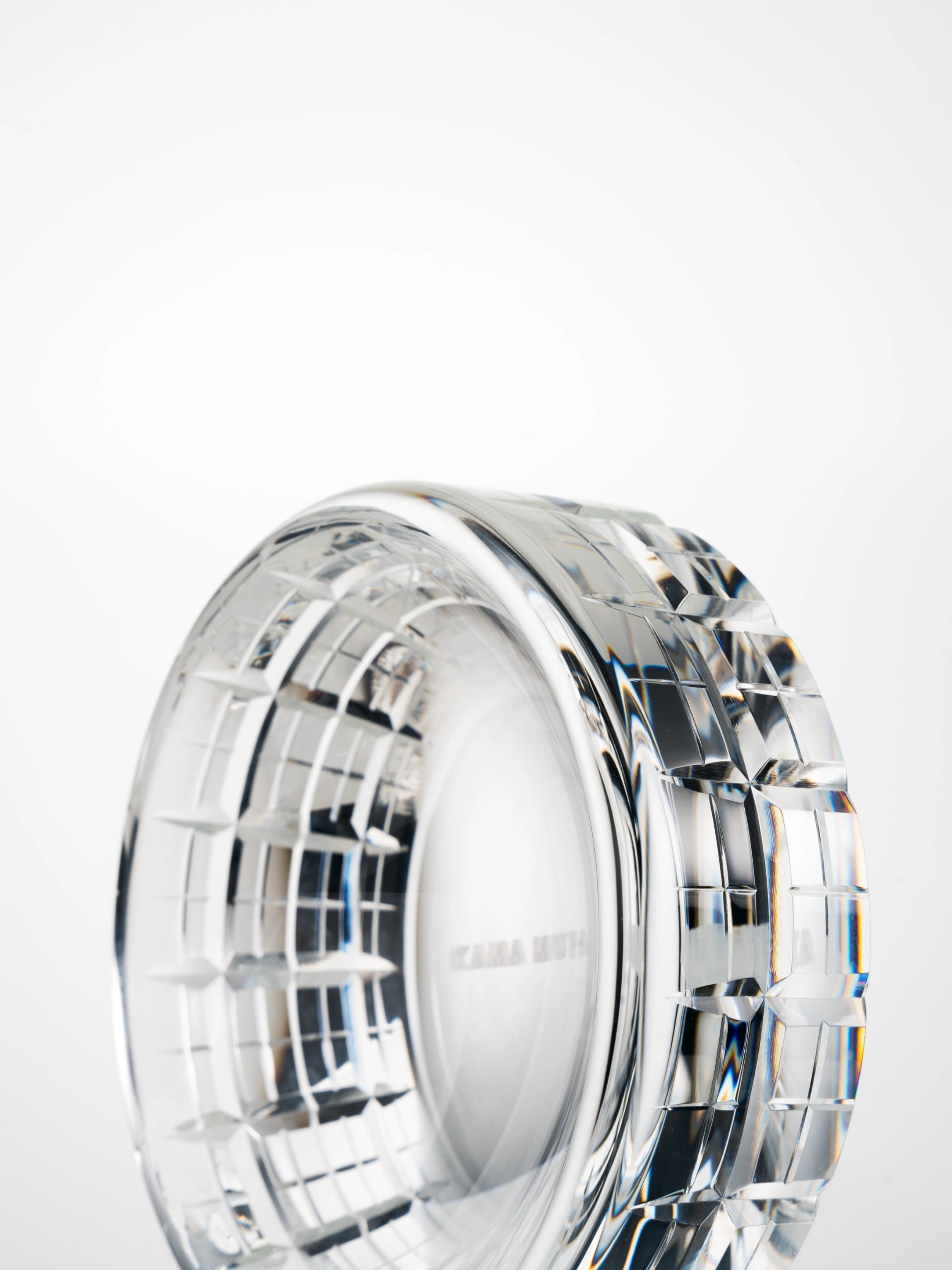 close-up-kamamuta-conterto-edo-kiriko-crystal-pet-bowl-handcrafted close-up-kamamuta-conterto-edo-kiriko-crystal-pet-bowl-handcrafted