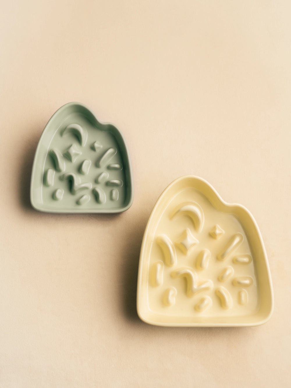 two-different-sizes-and-colors-kamamuta-mountain-slow-feeder-bowls