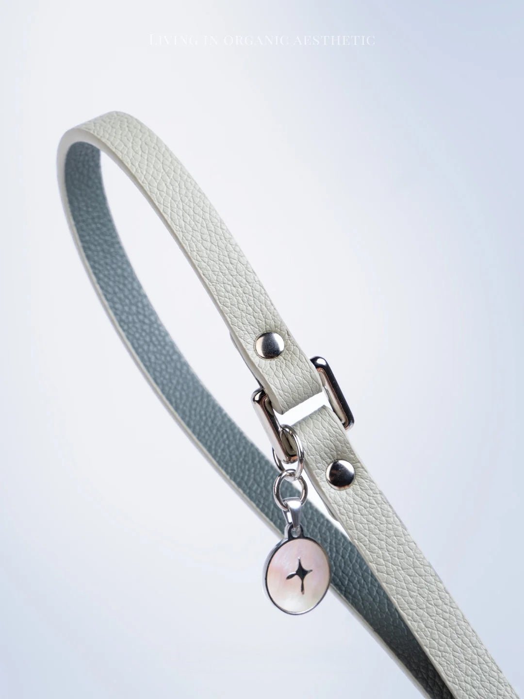 kamamuta-leather-dog-leash-for-small-dogs-close-up-showing-leather-texture-and-metal-hardware-details