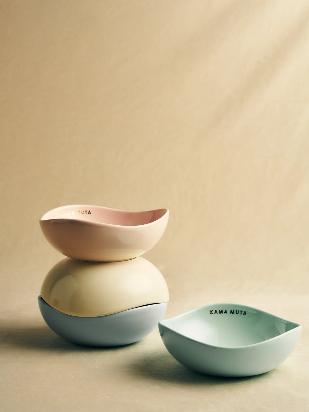 kamamuta-mini-pod-bowl-combination-with-a-beige-background
