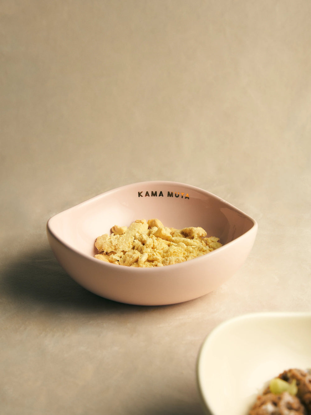kamamuta-ulan-pink-mini-pod-bowl-with-food-closeup