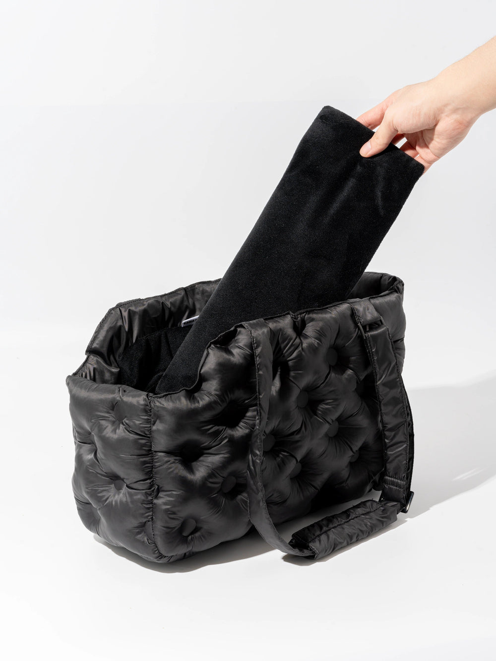 hand-removing-suede-bottom-mat-from-kamamuta-black-airy-pet-bag