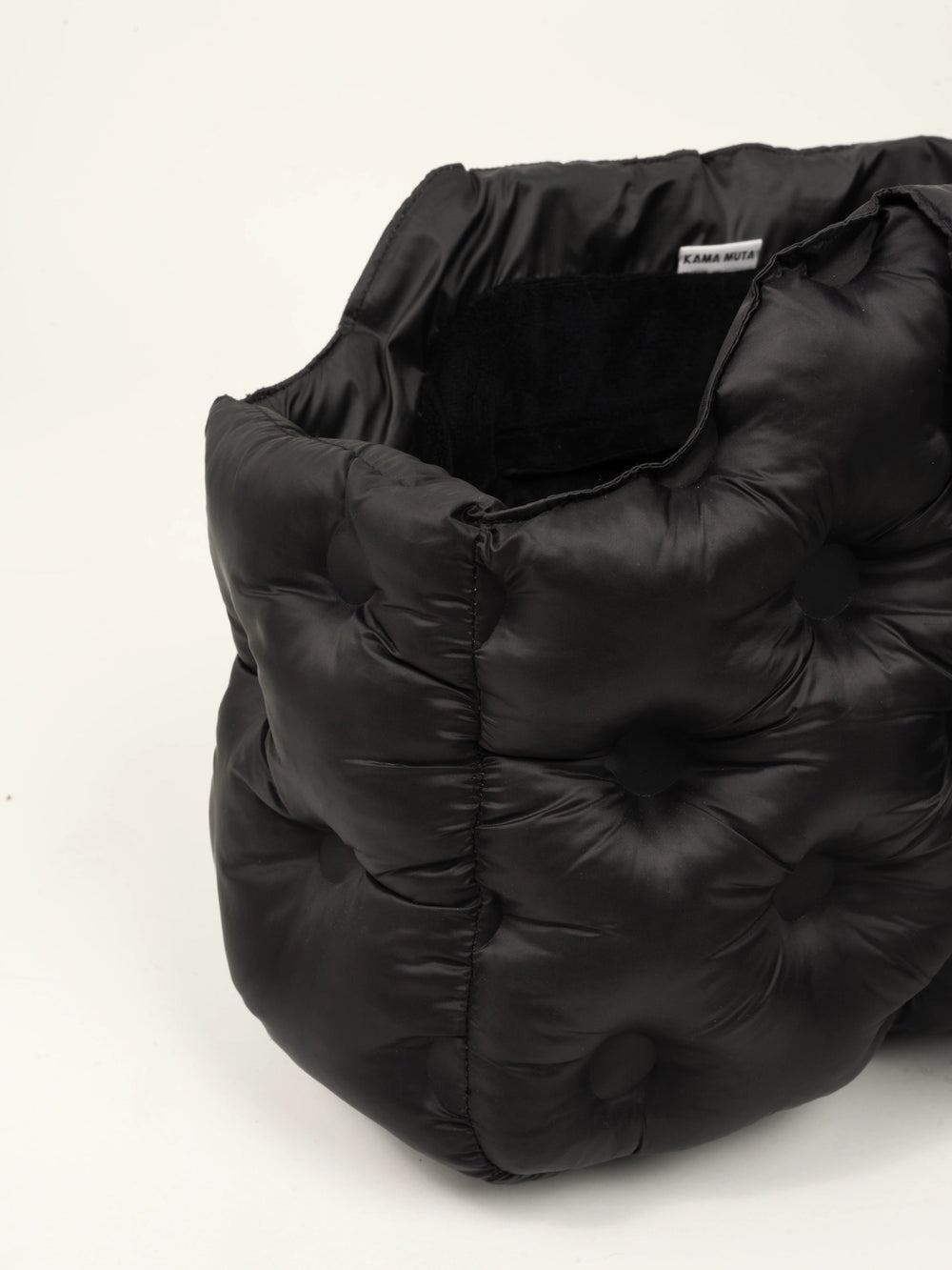 close-up-of-kamamuta-airy-pet-bag-pet-friendly-side-slanted-opening