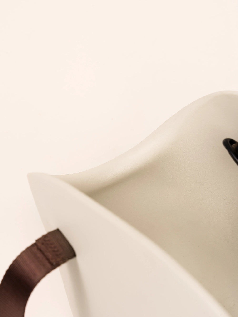 close-up-of-kamamuta-wave-pet-tote-bag-arched-slanted-opening-with-rounded-and-supported-structure